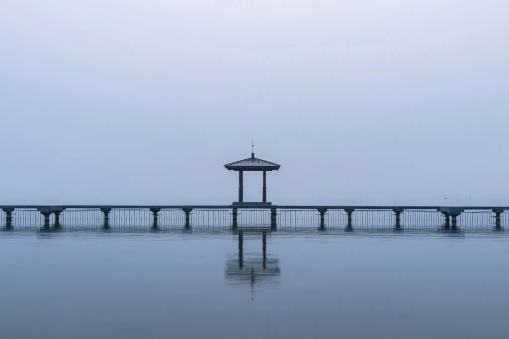 Peaceful lake scene symbolizing balance and clarity after digital detox and digital minimalism